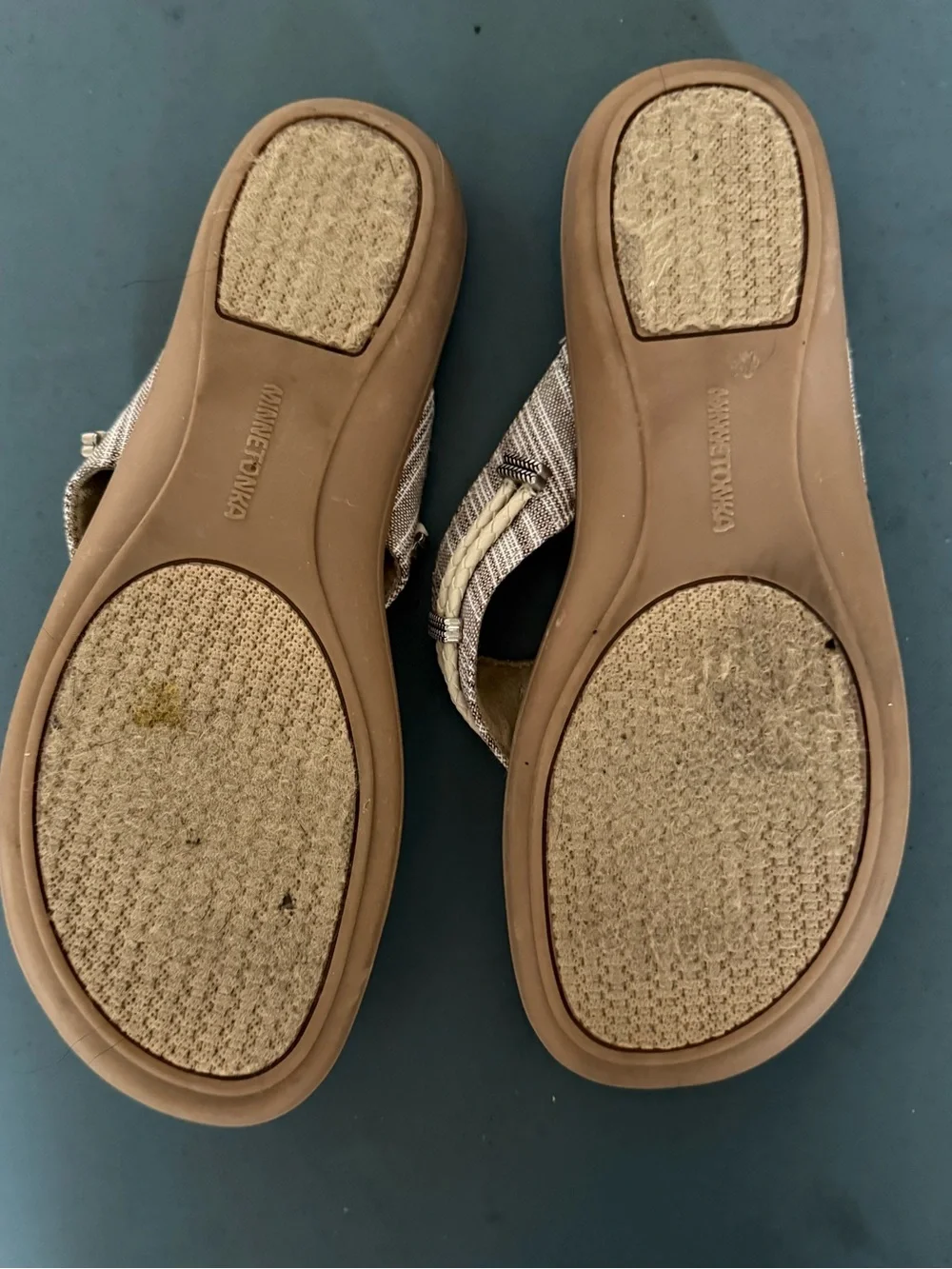 Minnetonka Women’s Silverbay Sandal Beige Gray Striped Thong Sandals Size 9